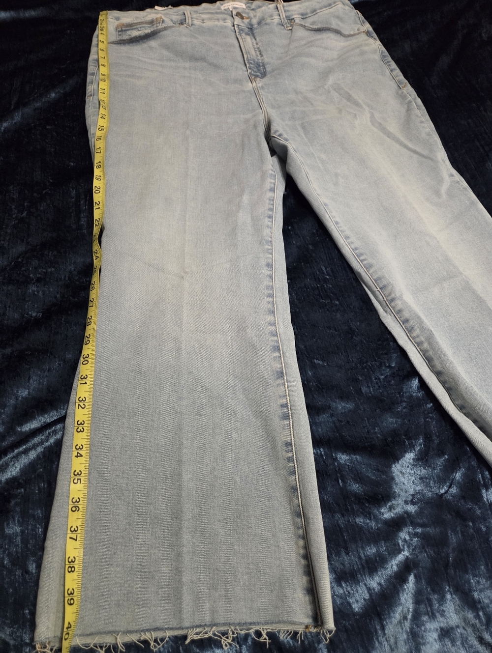 Good American Mid-Rise Cropped Bootcut Light Blue Flat Tummy Technology Jeans - Picture 3 of 5